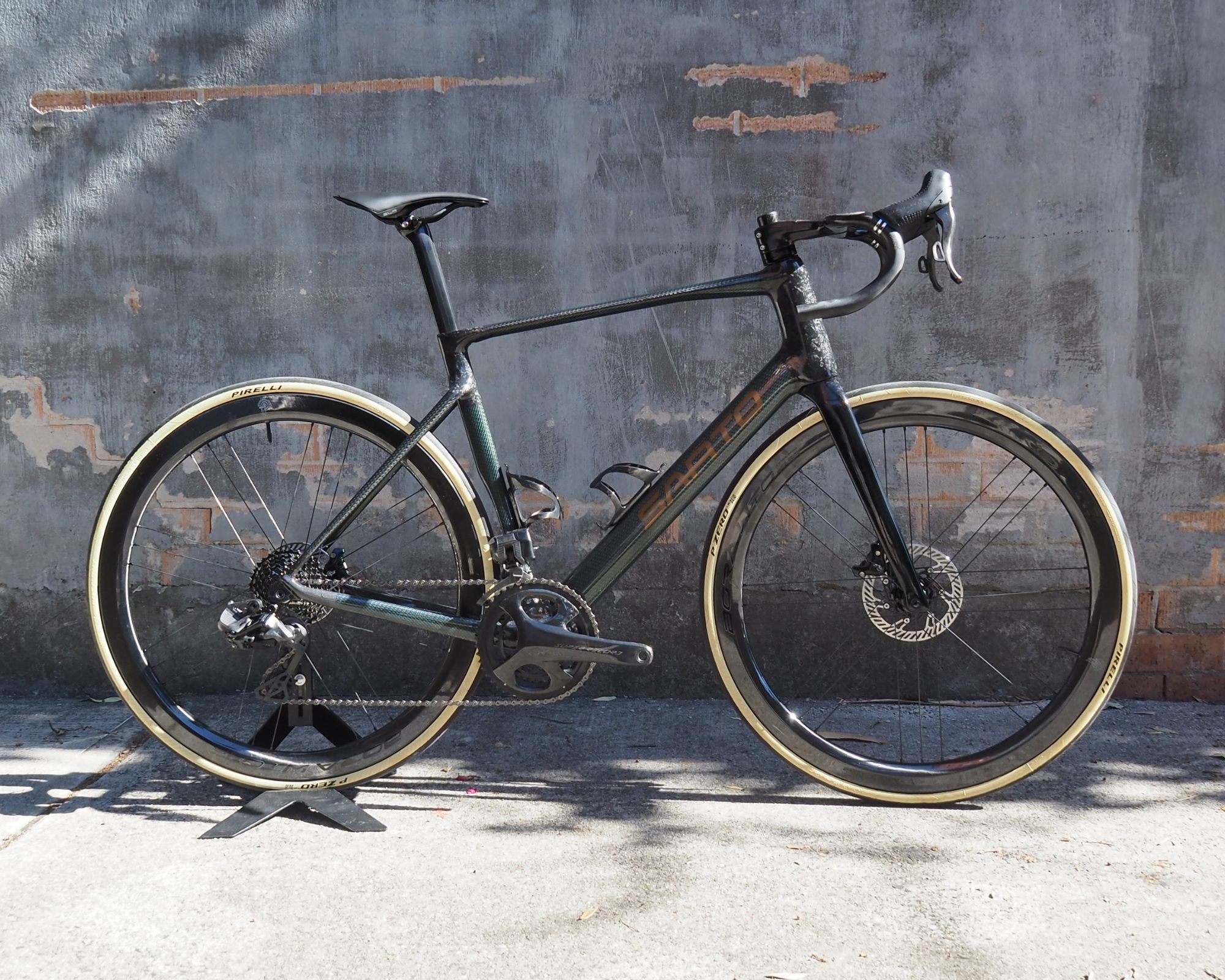 Full side profile of completed Sarto Raso TC custom road bike