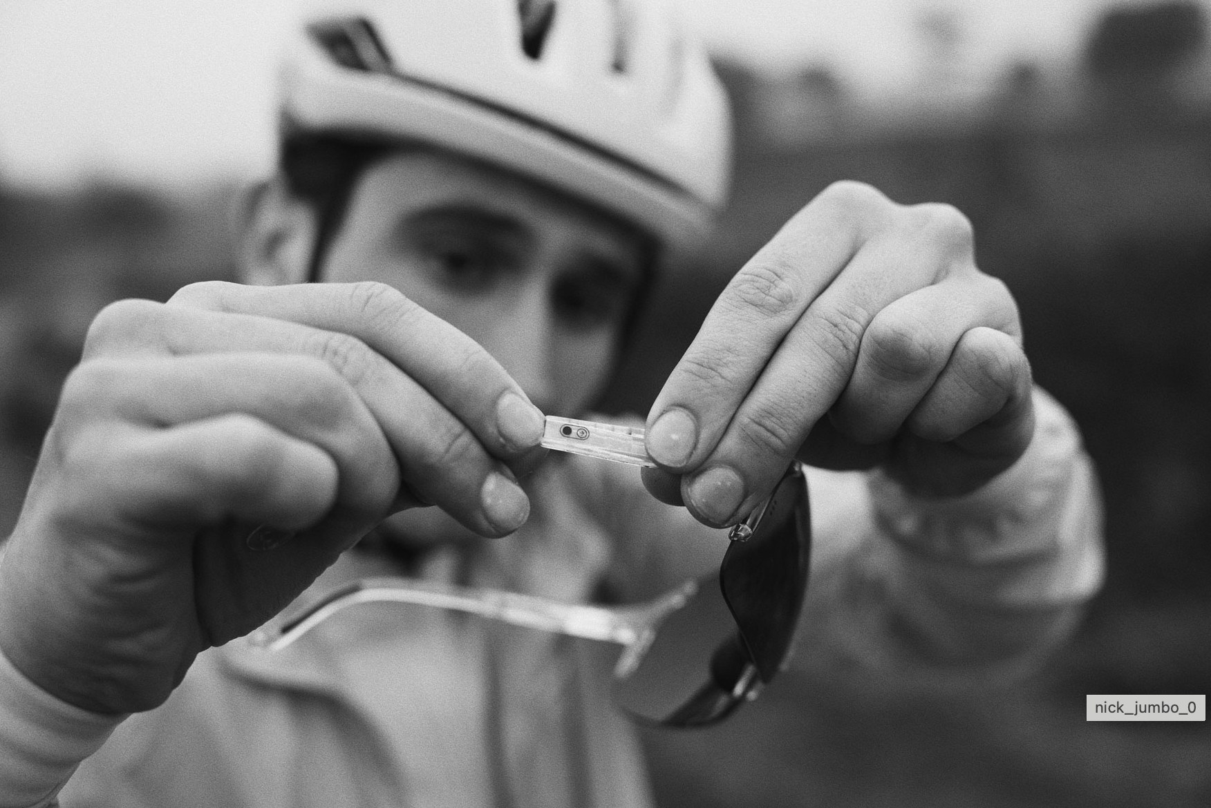 CLOSE UP OF THE RETRACTABLE SIDE FOR ADJUSTING ARMS ON CYCLING GLASSES