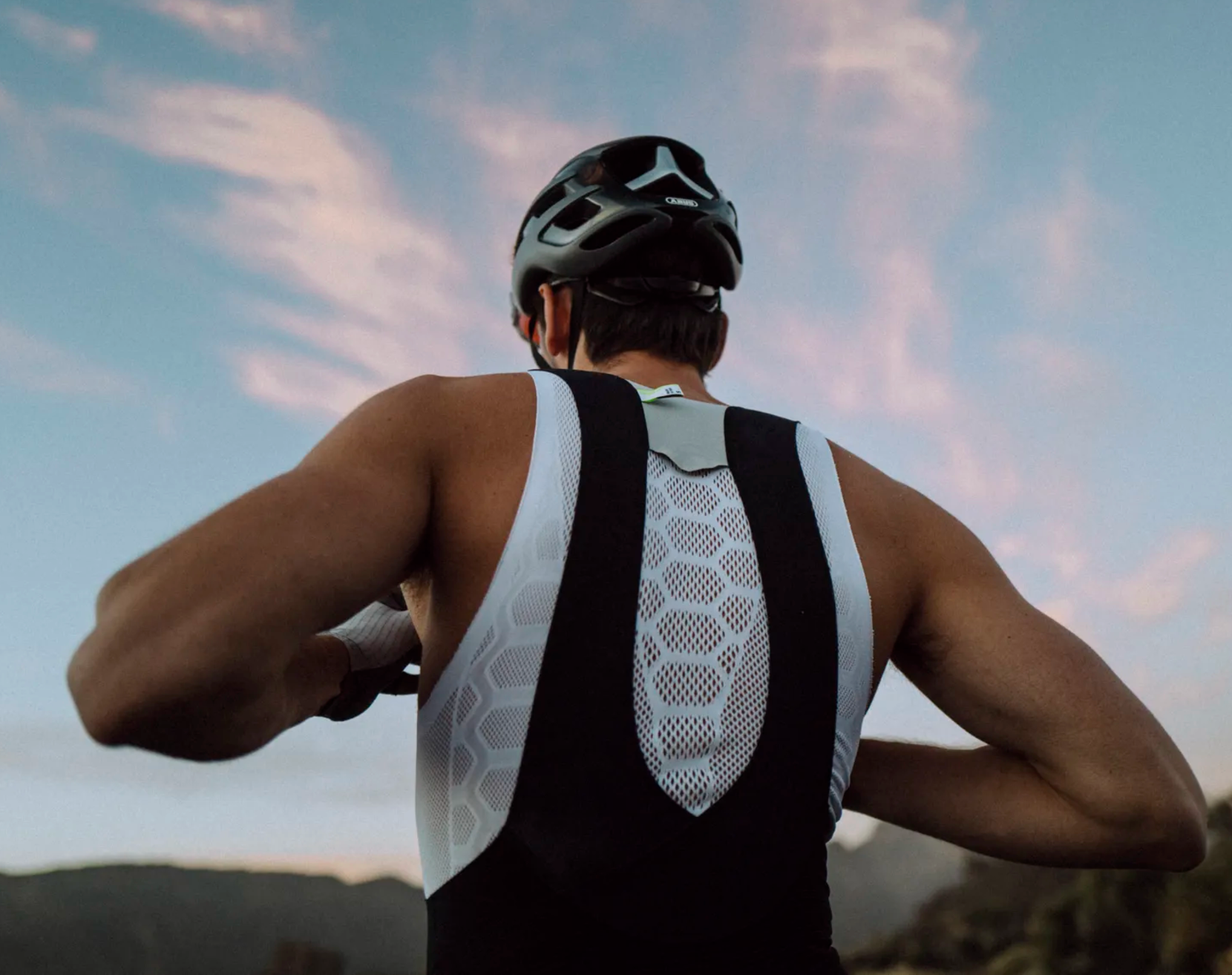 Seamless design of Q36.5 Unique Pro Bib Shorts – reduces friction, prevents chafing, and ensures aerodynamic efficiency for performance cyclists