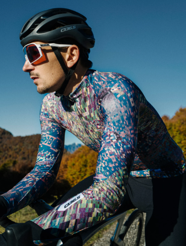 Q36.5 Gregarius Hybrid Thermomap Long Sleeve Jersey – ergonomic fit, full-length zipper, and rear pockets for functionality and comfort on cold rides