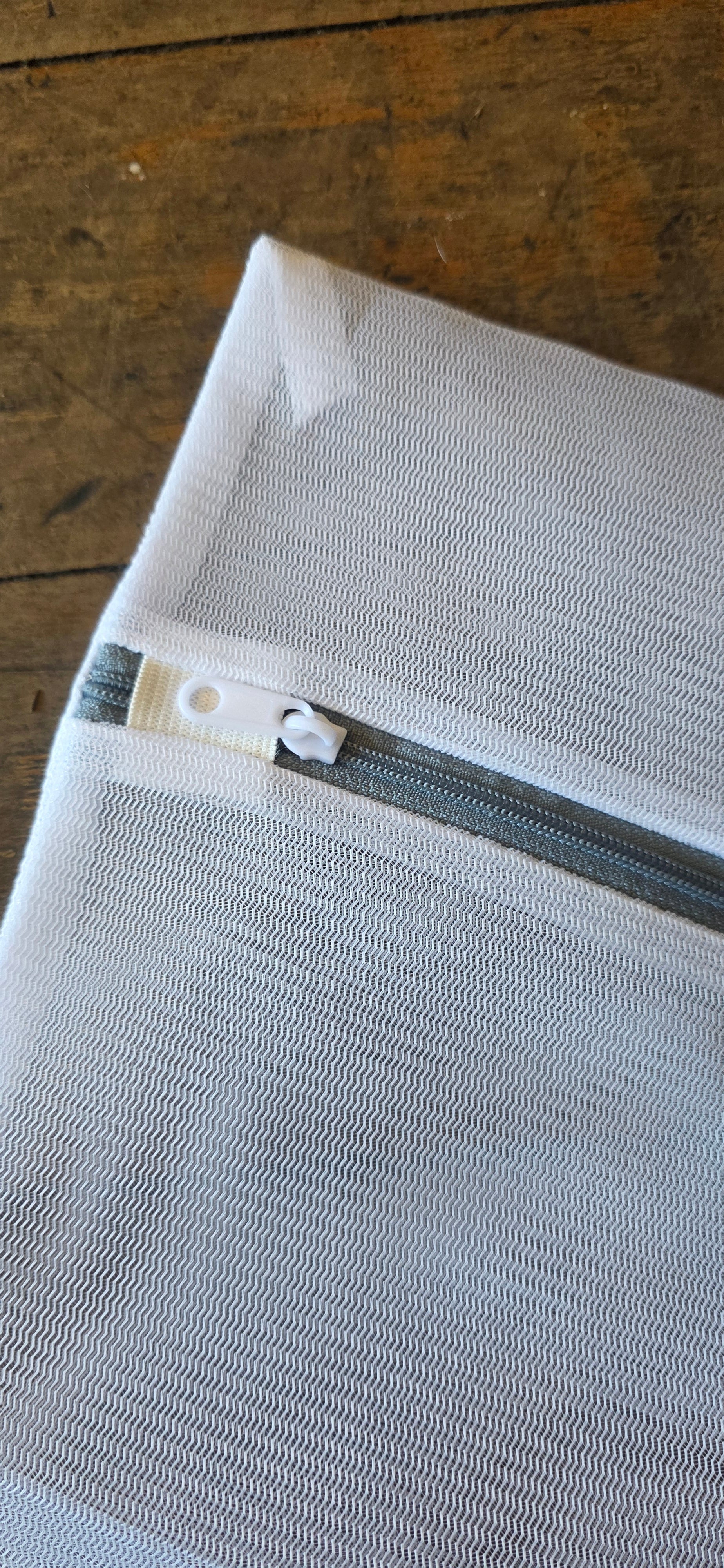 LATEST CHAINSMITH LAUNDRY NET BAG WHITE